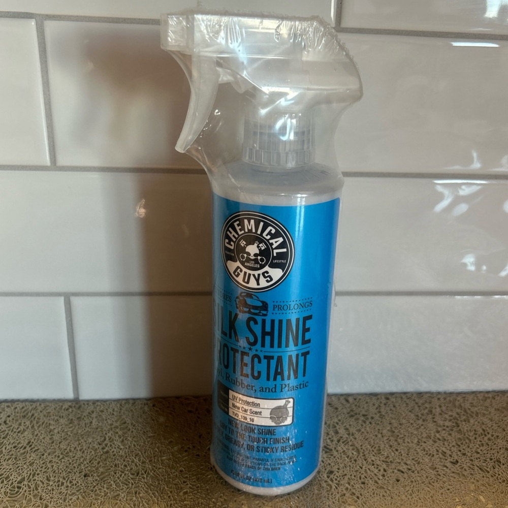Chemical Guys TVD_109_16 - Silk Shine Sprayable Protectant Dressing (16 oz)